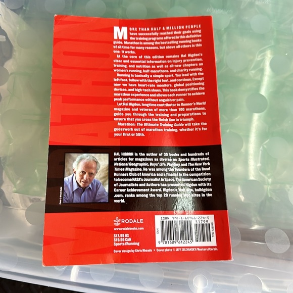 Marathon by Hal Higdon. Great condition. No marks on pages. Some wear on corners - Picture 2 of 4